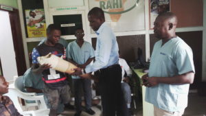 Presentation-of-the-artificial-limb-to-Disi
